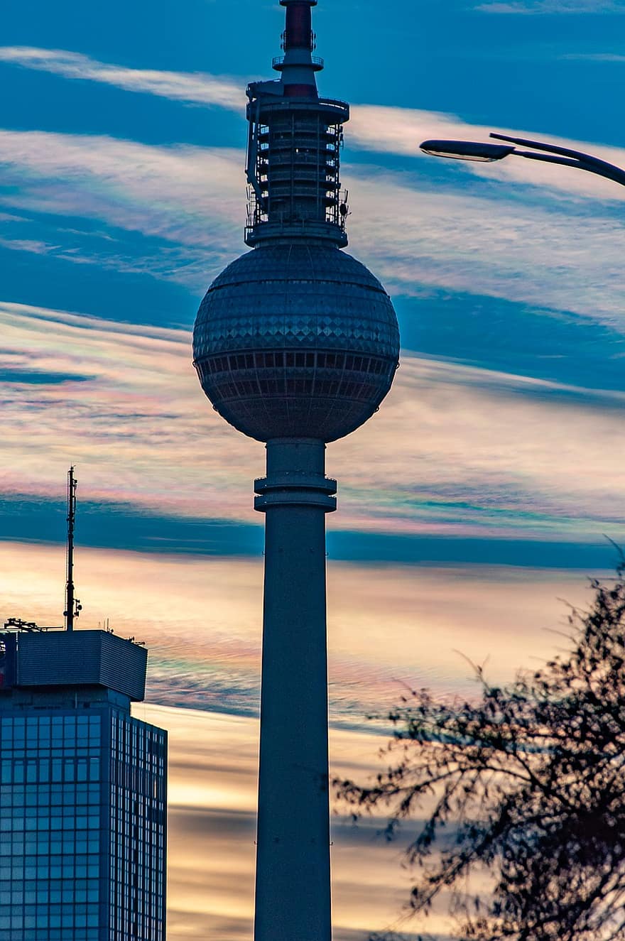 wieża telewizyjna, Berlin, niebo, chmury, Niemcy, architektura, wieża, punkt orientacyjny, Miasto, znane miejsce, zmierzch