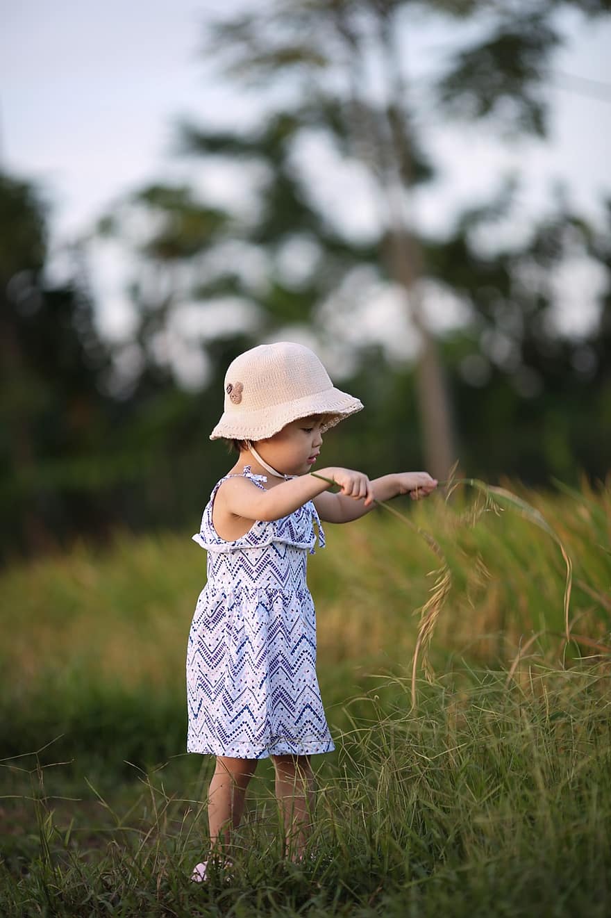 дитя, ребенок, малышка, на открытом воздухе, природа, платье, Дневное платье, шапка, детство, поле, трава