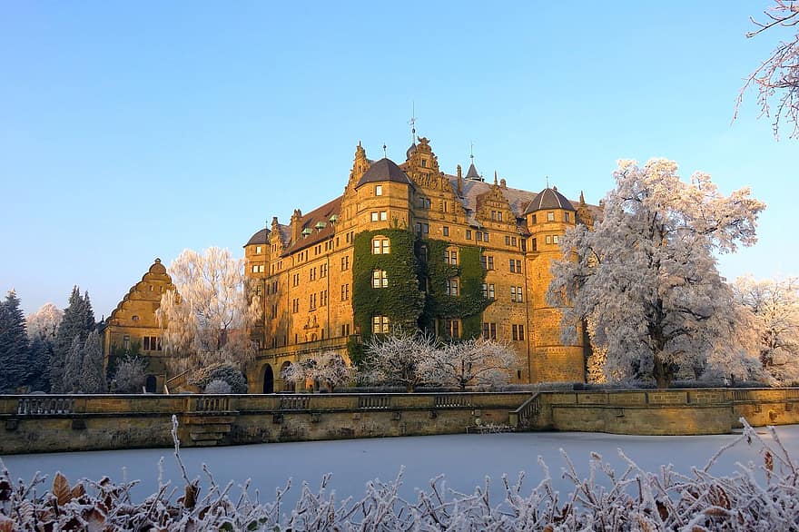 Schloss, Winter, Sonnenuntergang, Sonnenlicht, Bäume, gefroren, Raureif, Frost, kalt, Schnee, Winterzauber