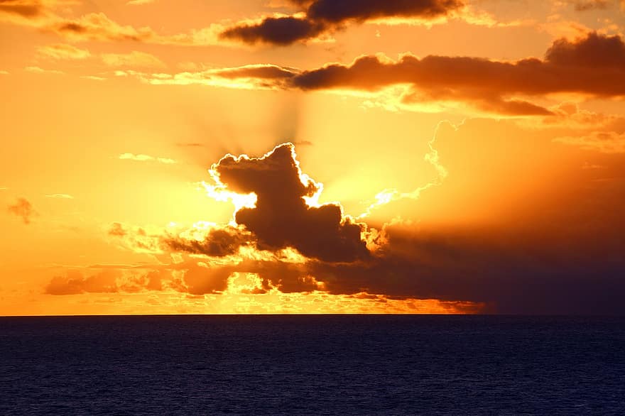 paesaggio marino, mare, tramonto, i raggi del sole, luce del sole, oceano, acqua, orizzonte, cielo nuvoloso, cielo arancione