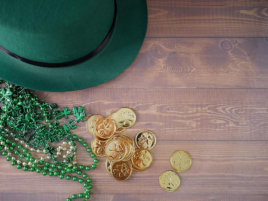 día de San Patricio, irlandesa, trébol, celebracion, partido, verde, suerte, monedas, madera, mesa, color verde