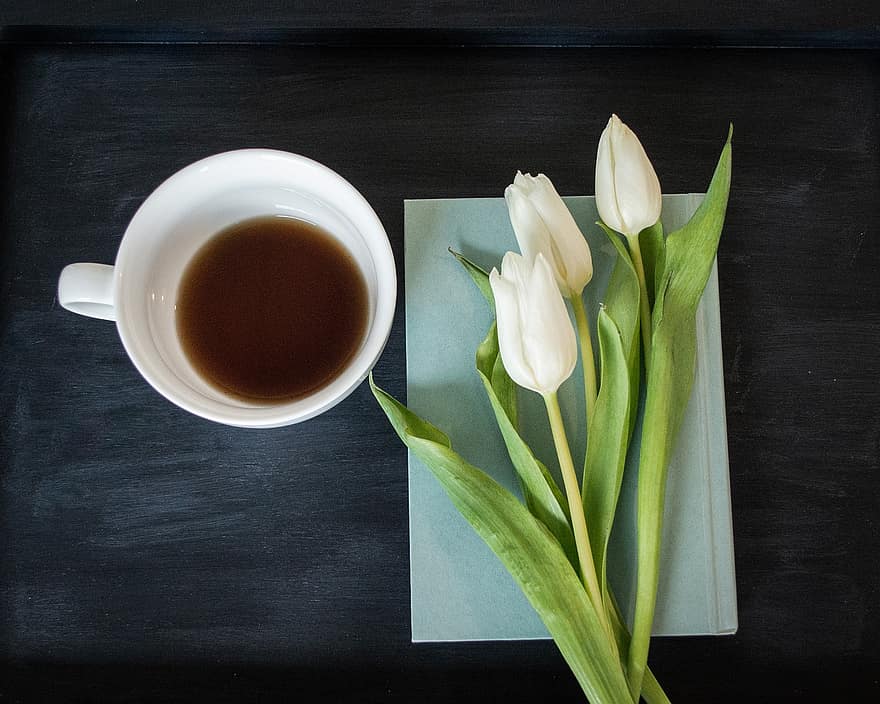 květiny, tulipány, káva, Příroda, pohár, čaj, napít se, rezervovat, čtení, stůl, dřevo
