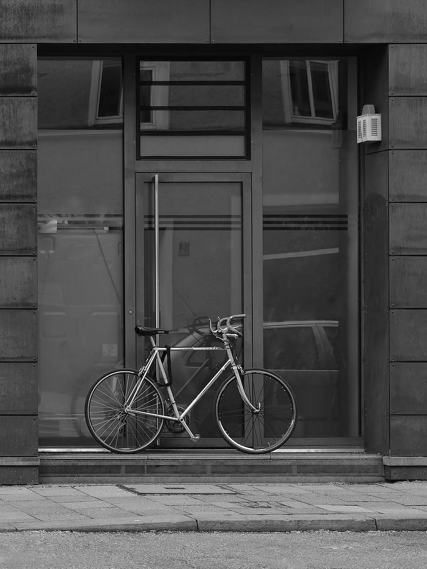 dviračiu, gatvė, stiklinės durys, miesto dviratis, kelių dviratis, fasadas, durys, parduotuvės langą, šaligatvis, įėjimas, miestas