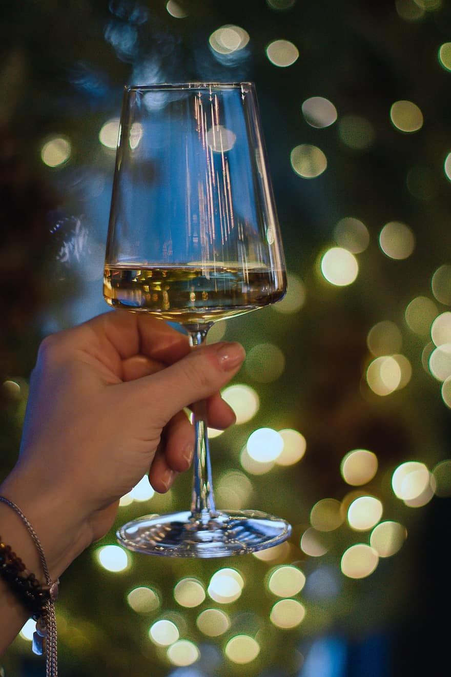Naujieji metai, skrudinta duona, vynas, vyno taurė, baltas vynas, vakarėlis, alkoholio, šventė, gerti, geriamojo stiklo, Iš arti