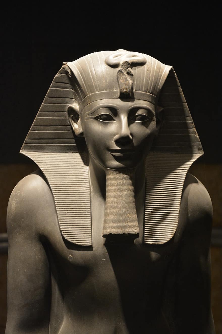 posąg faraona, starożytna rzeźba, Starożytny egipski artefakt, muzeum