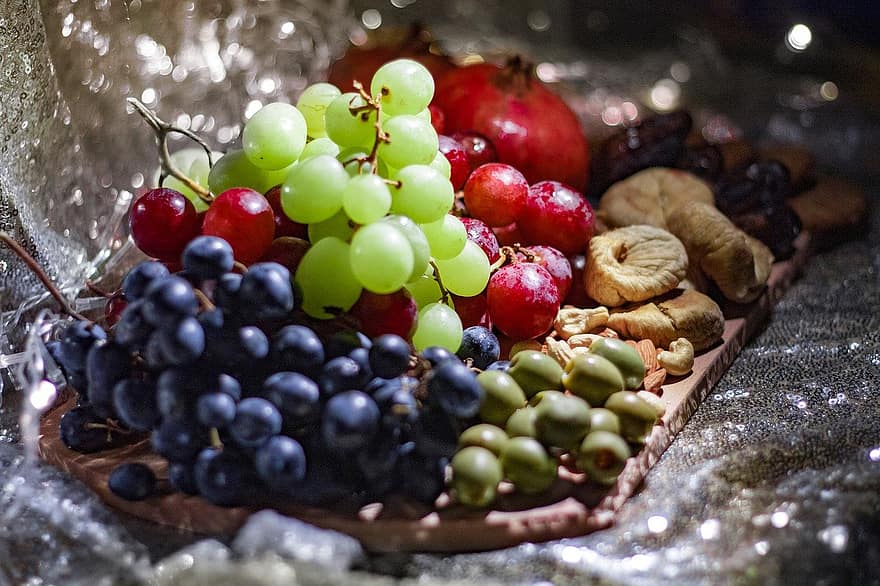 owoce, drewniana deska, jedzenie, granat, winogrona, oliwki, figi, Daktyle, migdały, zdrowy, witaminy