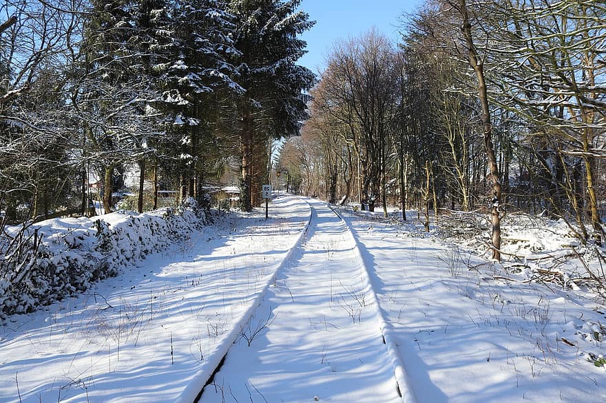 Eisenbahn, Bäume, Schnee, Winter, winterlich, kalt, Wald, Sonnenlicht, Schatten, Bahngleis, Bahnstrecke