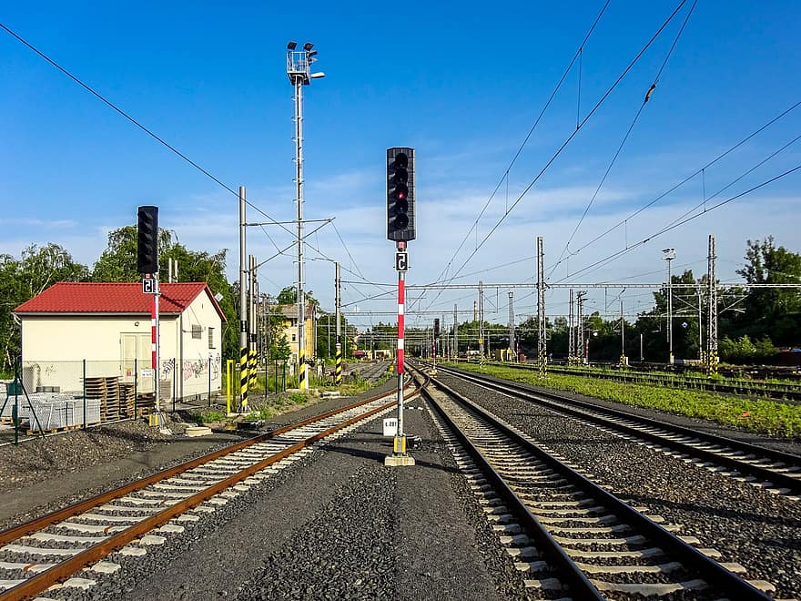 karlovy varían, karlovy-vary, Karlsbad, Republica checa, ferrocarril, pistas, vías de tren, transporte, tráfico, industria, azul