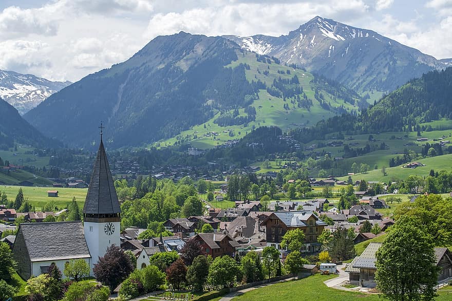 Saanen, Suiza, Cantón de Berna, mayo, paisaje, lado del país, sol, montaña, verano, escena rural, color verde