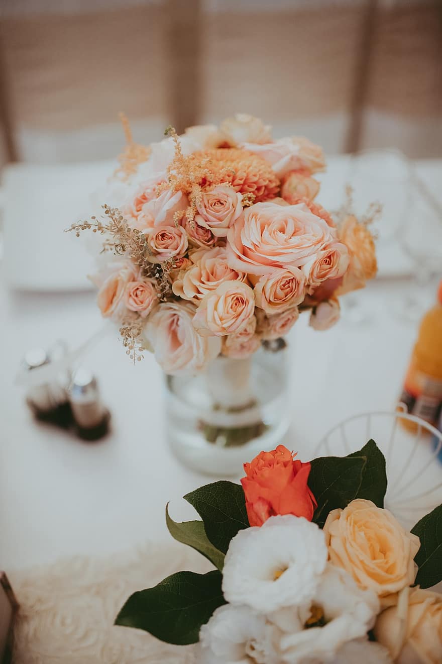 mazzo, Rose, vaso, fiori, composizione floreale, floreale, centrotavola, nozze, ricevimento di nozze, foto del matrimonio, dettagli di nozze