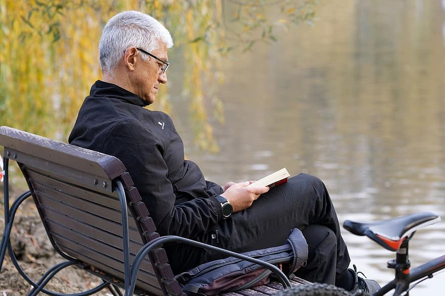 hombre, banco, leyendo, libro, al aire libre