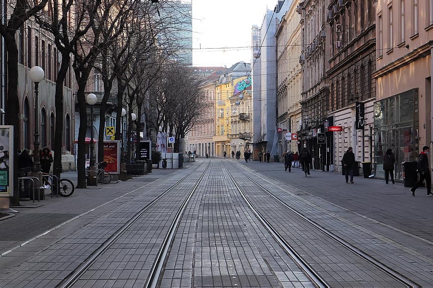Zagabria, binari del tram, città, strada, architettura, vita di città, posto famoso, paesaggio urbano, esterno dell'edificio, struttura costruita, mezzi di trasporto