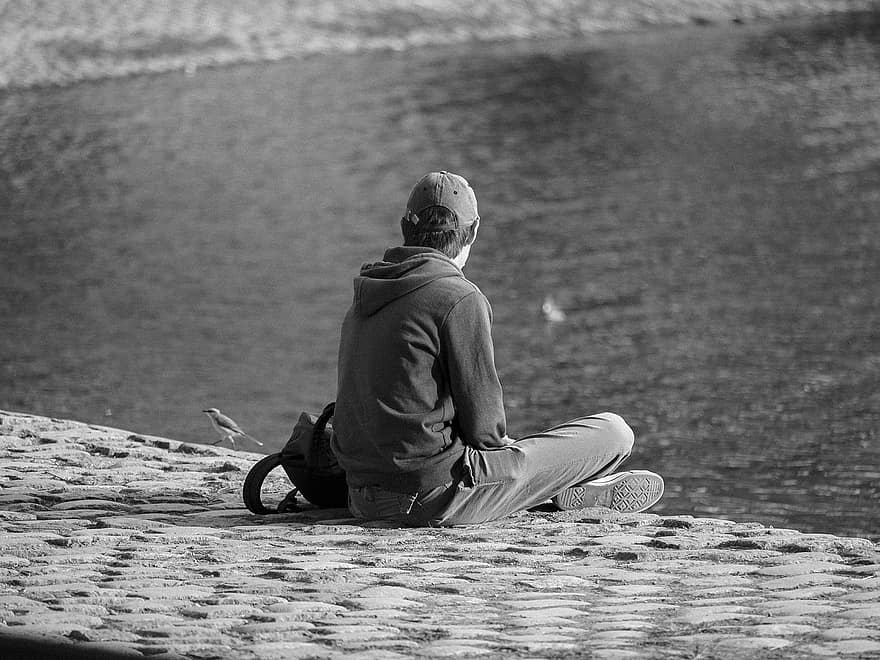 muž, volný čas, venku, sedící, černobílý, jezero, řeka