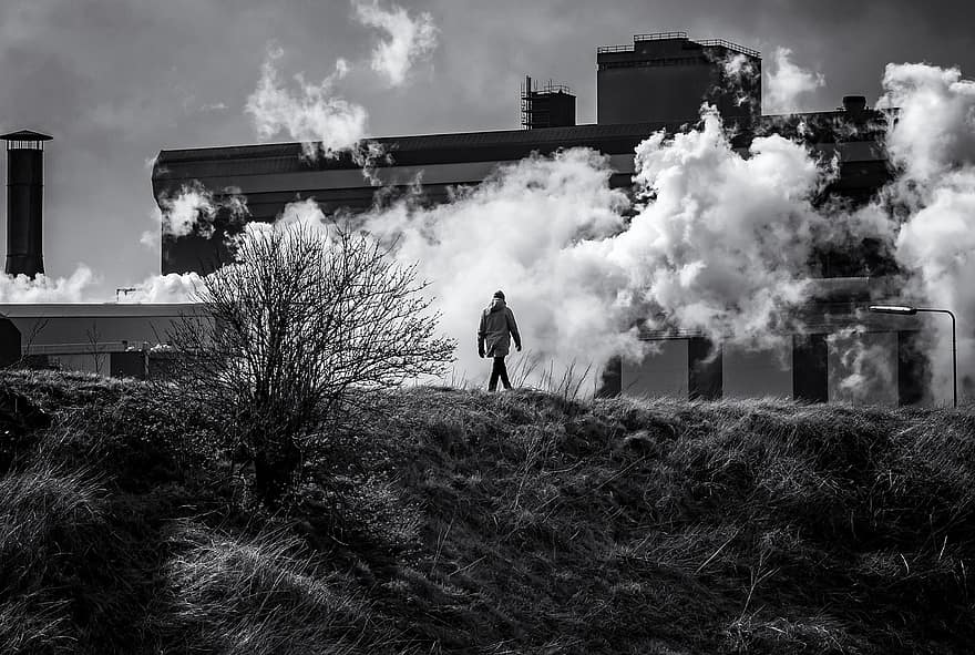 Holland, ijmuiden, wolken, fabriek, man, wandelen, mannen, rook, fysieke structuur, milieu, zwart en wit