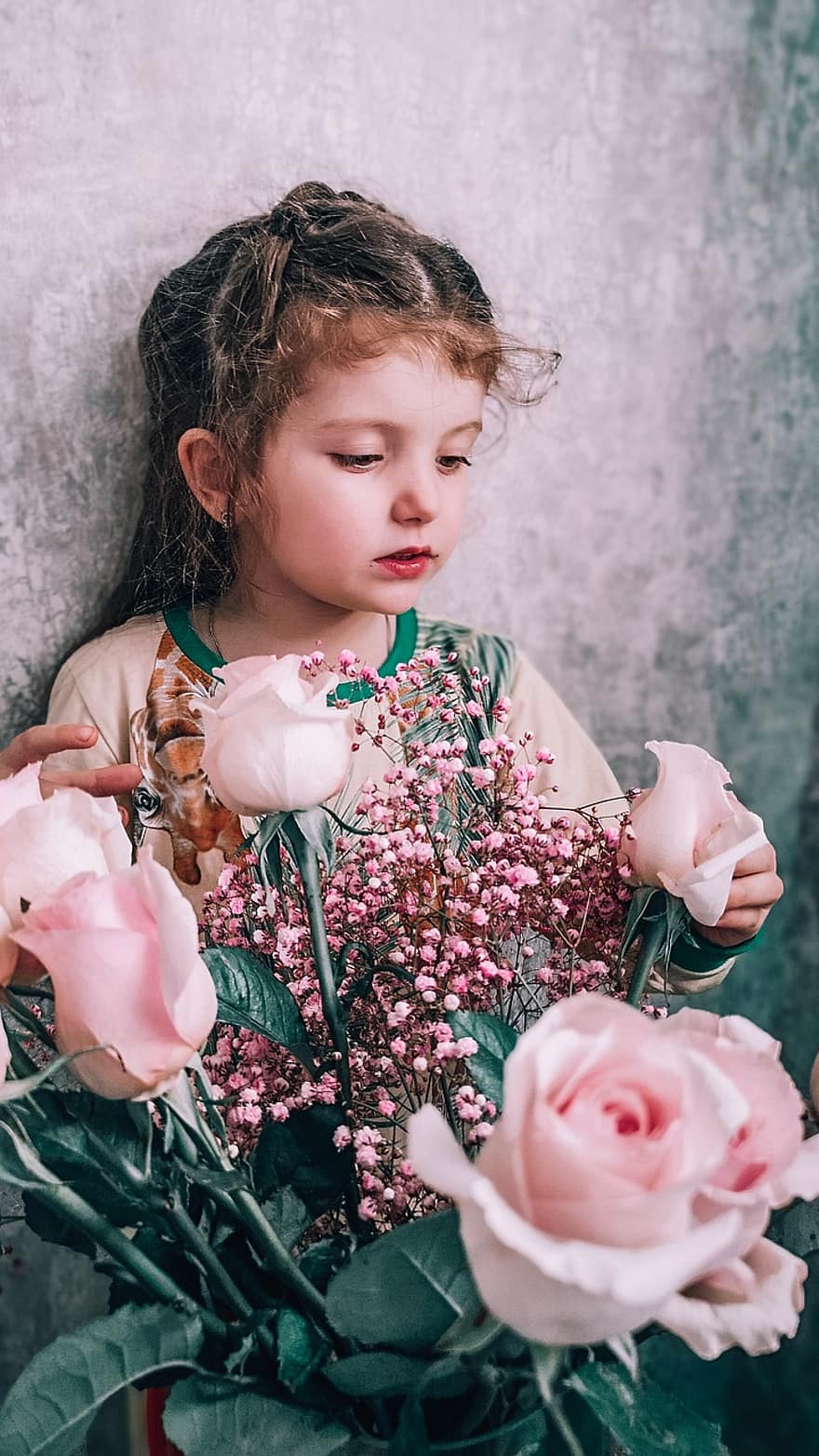 dívka, portrét, květiny, kytice, růže, aranžování květin, květinové aranžmá, malá holka, dítě