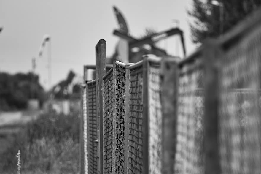 drátěný plot, Drátěný plot, drátěné pletivo, plot, Černý a bílý, průmysl, architektura, kov, ocel, starý, zaměřit se na popředí