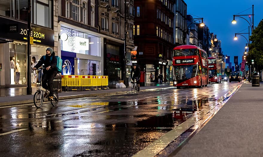 لندن ، شارع أكسفورد ، حافلة لندن ، تمطر ، باص احمر اللون