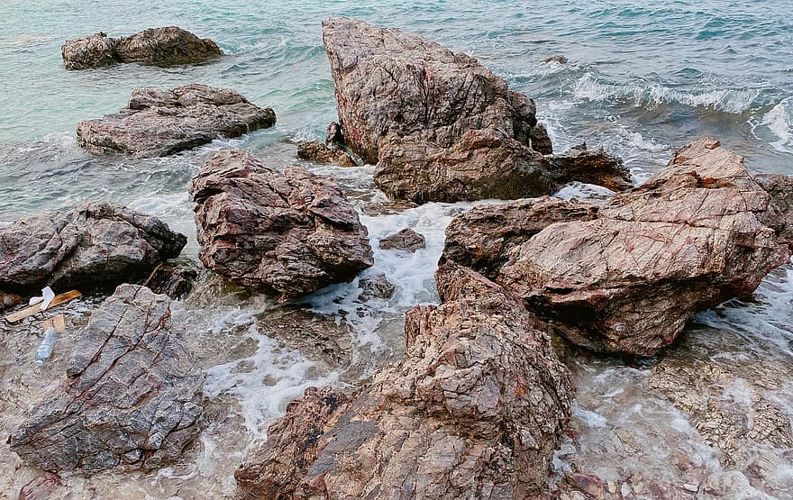 الصخور ، شاطئ صخري ، البحر ، طبيعة ، شاطئ بحر ، صخرة ، الخط الساحلي ، ماء ، موجة ، الصيف ، المناظر الطبيعيه