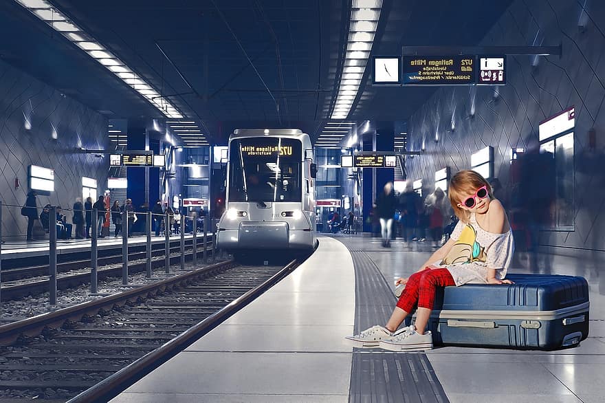 kislány, vonat platform, utazó, utazás, bőrönd, ünnep, metró, föld alatt, vasútállomás, metrómegálló, metróállomás