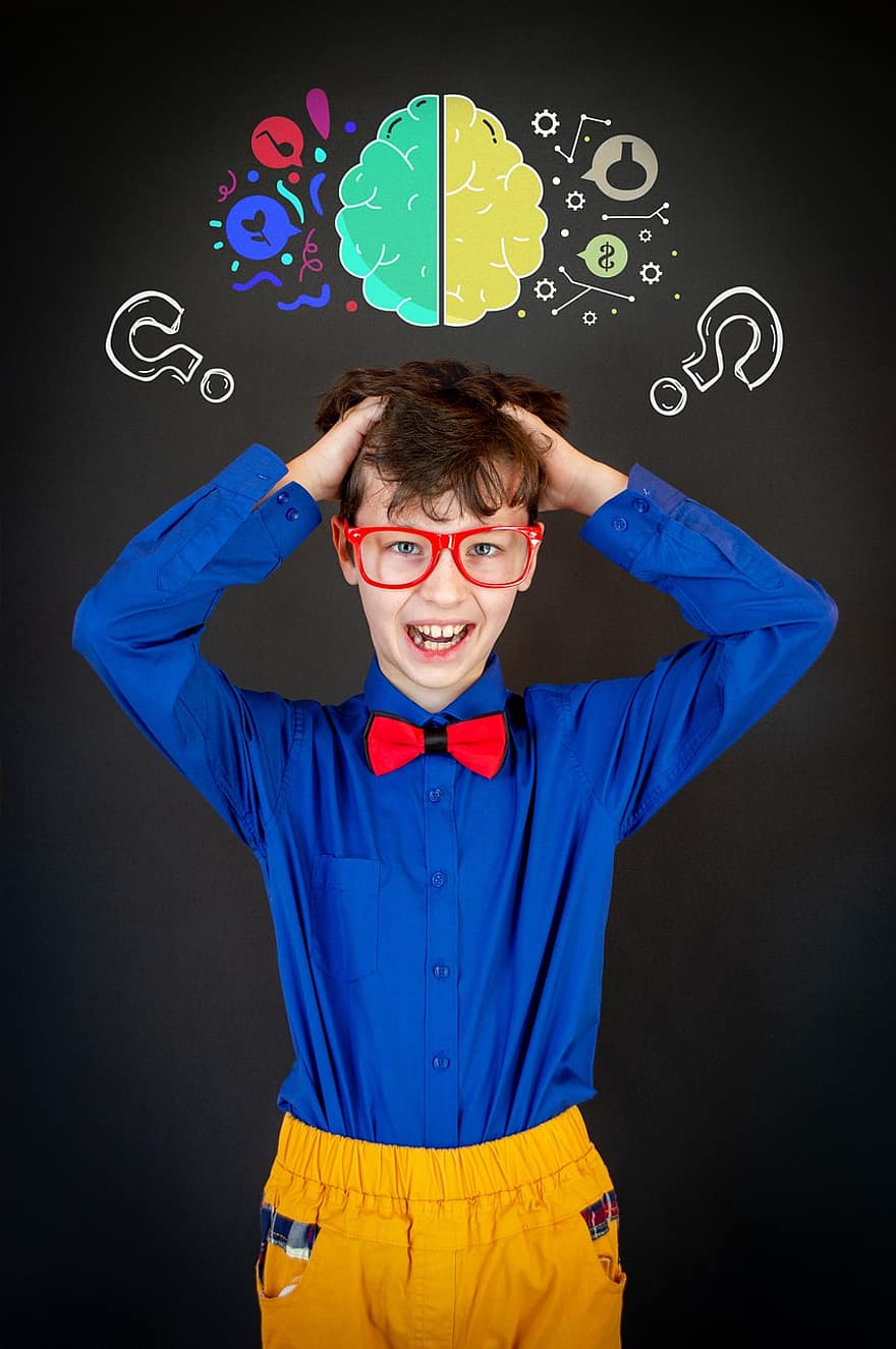 berniukas, protingas, nerd, paauglys, akiniai, moksleivis, kompetencijos, marškinėliai, varlytė