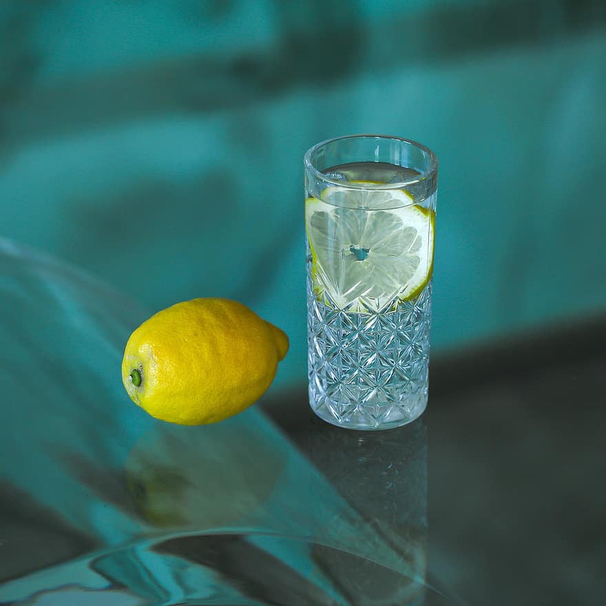 Вода с лимоном вечером. Лимонная вода. Лимонное стекло. Стакан воды с лимоном. Стекло лимон стакан.
