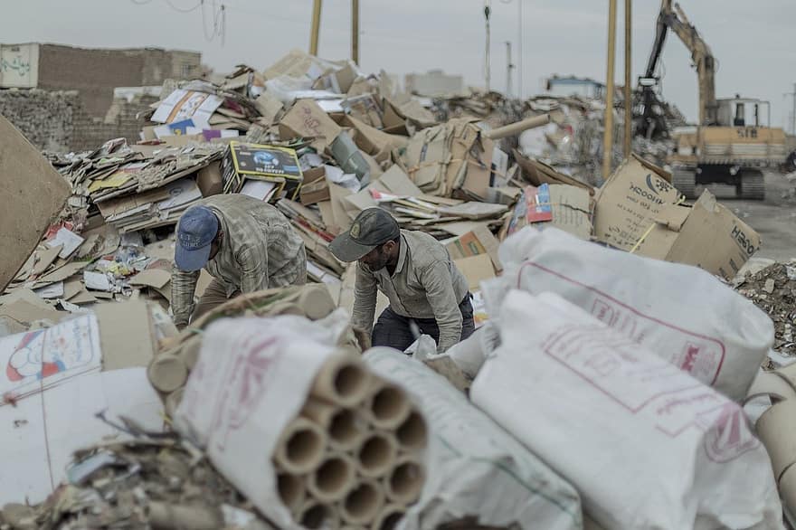 Иран, двор, двор за отпадъци, промишленост, хора, работа, купчина, рециклиране, боклук, възрастен, чанта