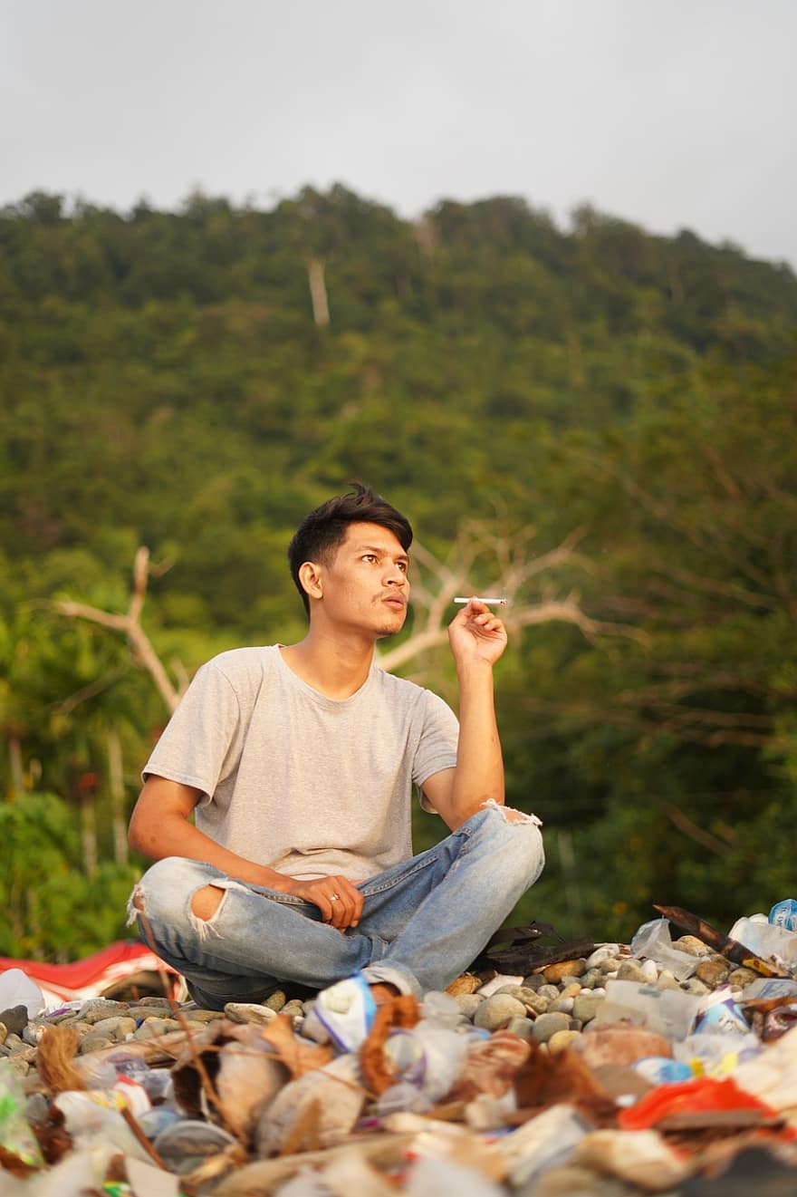 Mann, Rauchen, Zigarette, junger Mann, sitzen, Sitzung, Rauch, Zigaretten rauchen, asiatisch, asiatischer Mann, Kieselsteine