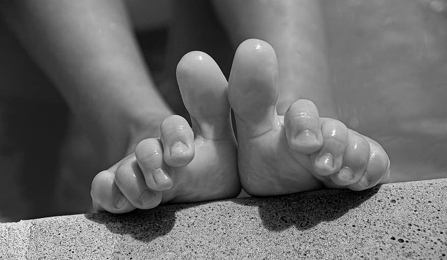 pies, dedos de los pies, descalzo, monocromo, dedos, pie humano, de cerca, mano humana, hombres, adulto, pierna humana