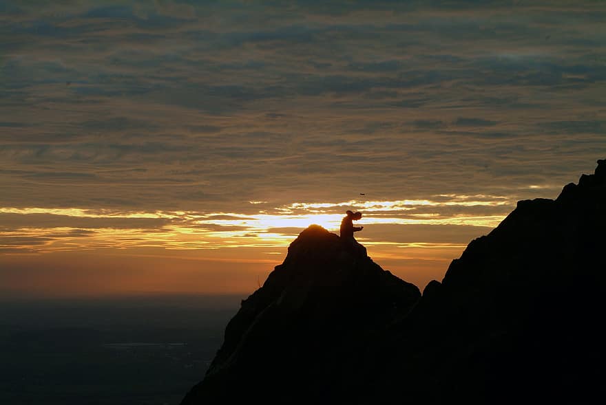 zumbido, remoto, persona, silueta, puesta de sol, retroiluminado, pico de la montaña, montaña, hombres, amanecer, rock