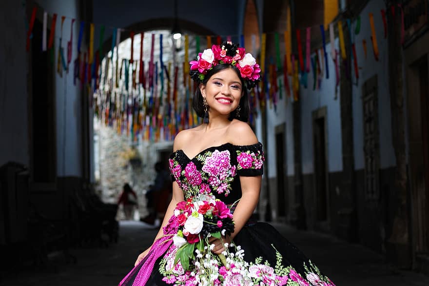 noia, disfressa tradicional, mexicà, flors, feliç, dona, somriu, vestit, pose, retrat