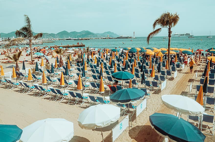 Strand, resort, sammenleggbare stoler, mennesker, turister, sommer, mål, paraplyer, kyst, strandlinjen, sand