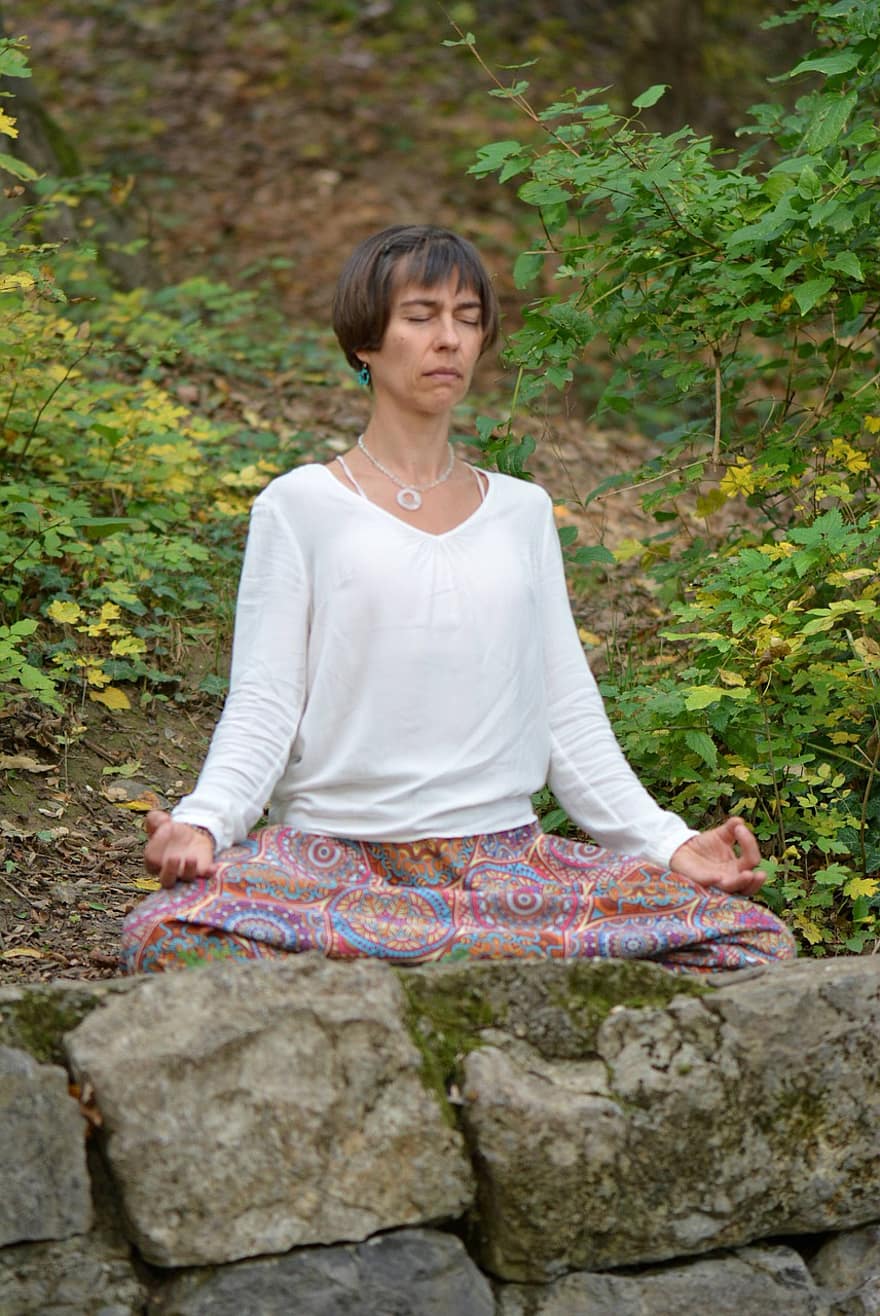 posizione del loto, meditazione, zazen, zen, yoga, benessere, consapevolezza, tempo libero, natura, all'aperto, donna