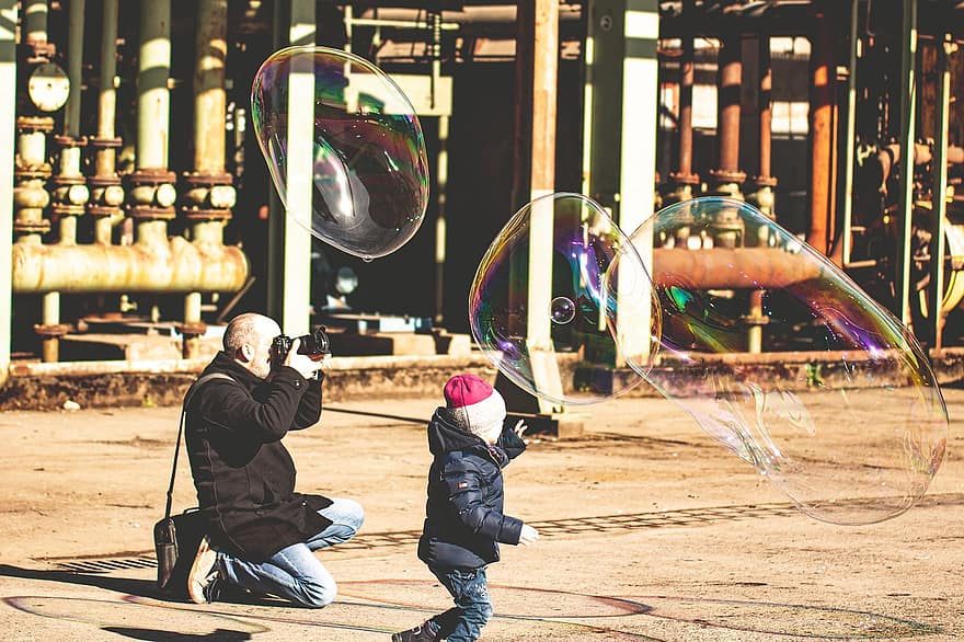 fotograaf, fotoshoot, zeepbellen, kind, bubbels, spelen, geluk, buitenshuis, fotograferen