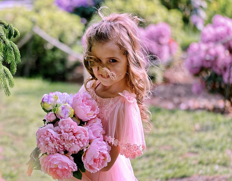 piccola ragazza, fiori, ritratto, mazzo, un mazzo di fiori, composizione floreale, bambino, ragazzo, ragazza, vestito, vestito rosa