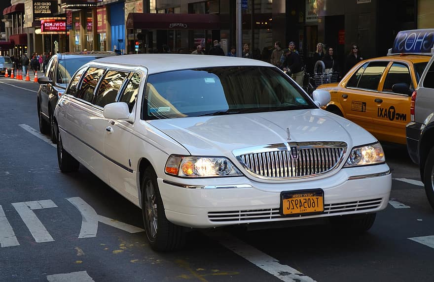 Lincoln continentaal, limo, limousine, witte auto, verkeer, gele taxi, voetgangers, mensen, straat, busbaan, koplamp