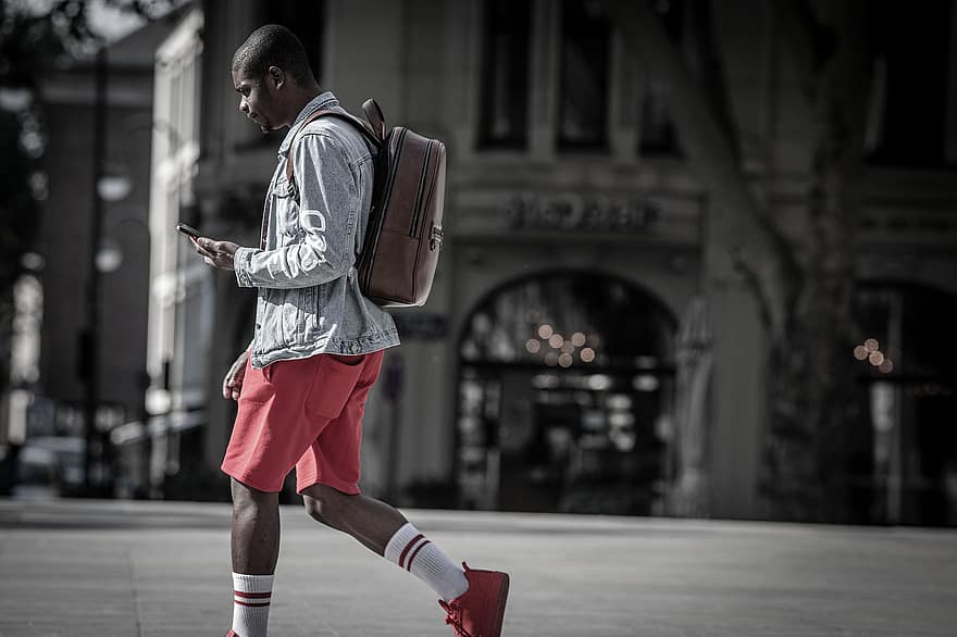 muž, mobilní telefon, batoh, chůze, ulice, v centru města, mužský