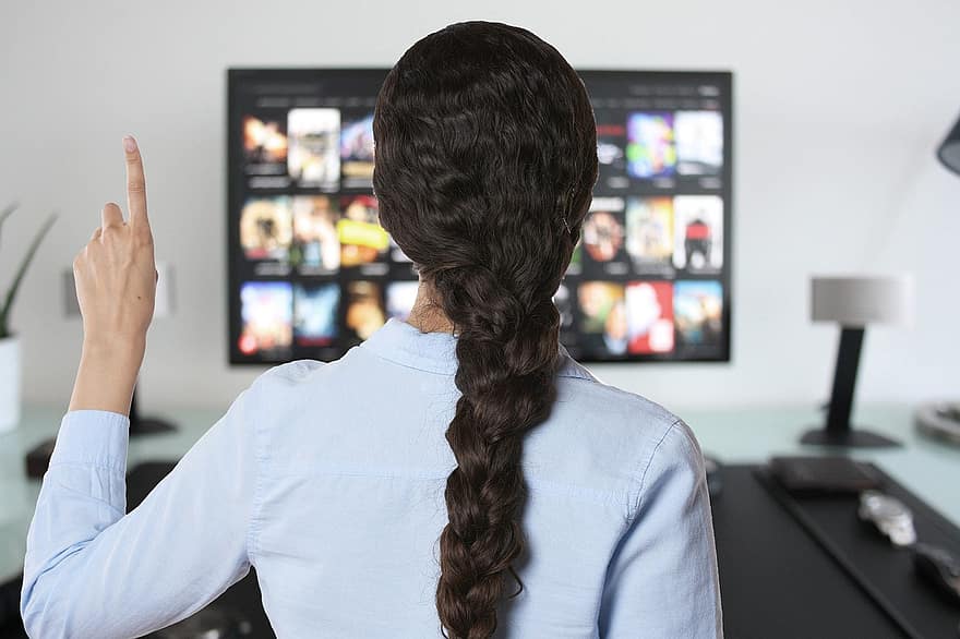 netflix, YouTube, телевізор, дивляться, дивитися, фільм, цифровий, Інтернет, технології, жінки, бізнес-леді