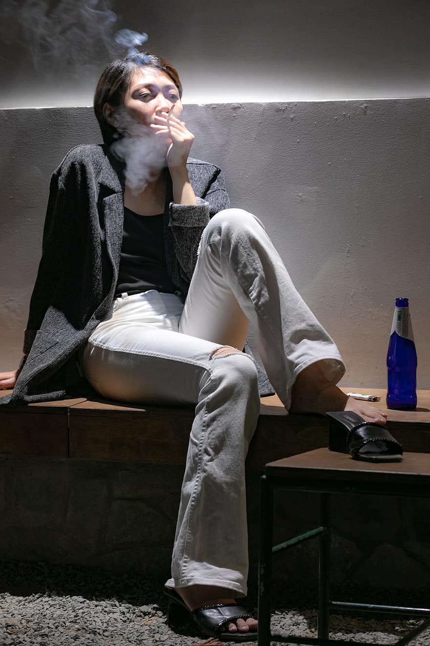 Kadın, bağımlılık, sigara, sigara içmek, kız, bir kişi, erkekler, yetişkin, KADIN, oturma, genç yetişkin