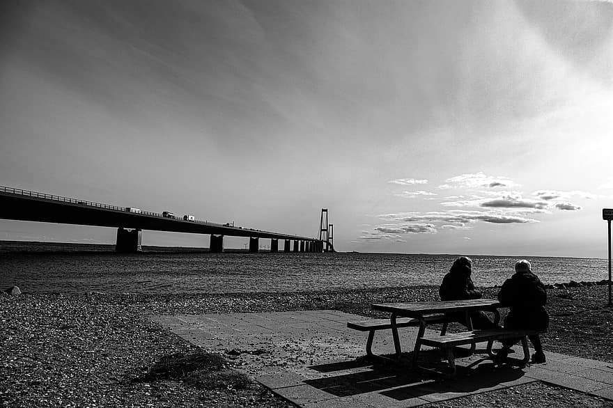 Dinamarca, playa, puente, en blanco y negro, monocromo, mar, hombres, mujer, silueta, agua, oscuridad