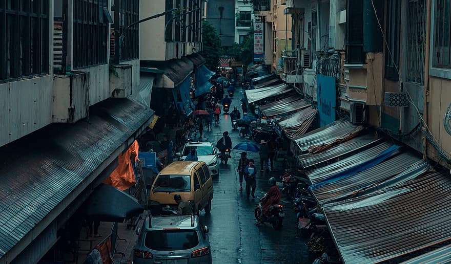 hanoi, le vietnam, marché, route, rue, la vie, immeubles, magasins, pluie, ville