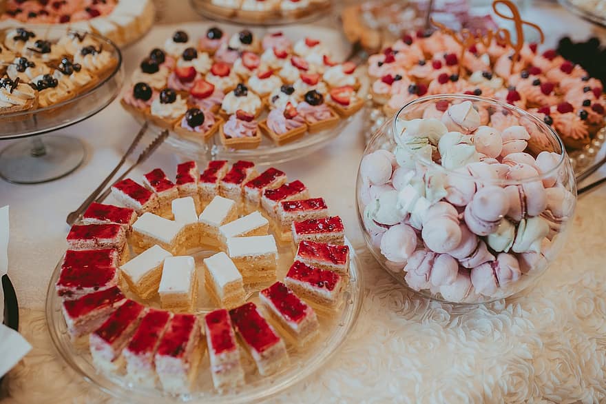 meringues, dilimlenmiş kekler, tatlılar, büfe, çeşitli, çeşit, şekerleme, küçük dörtlü, hamur işleri, Kekler, büfe masası