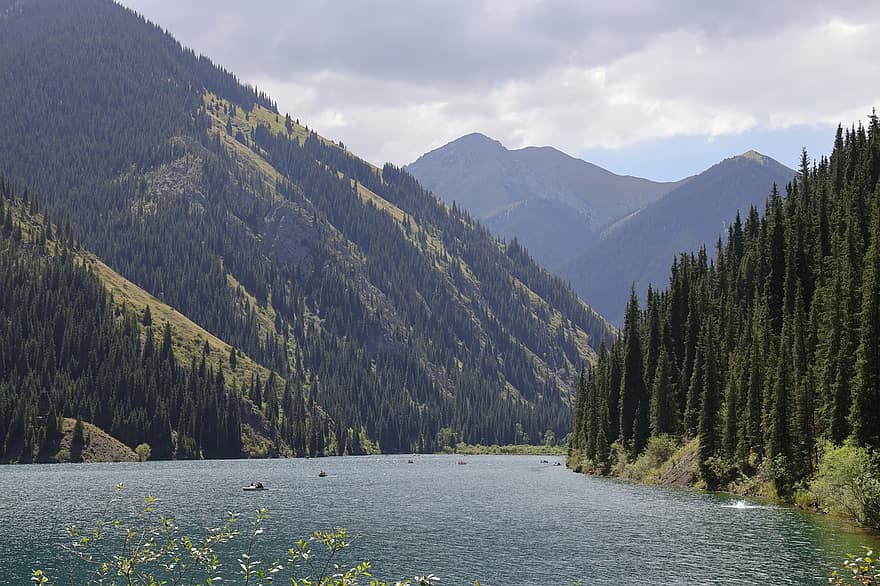 les montagnes, Lac, paysage, la nature, chaîne de montagnes, eau, ciel, bateaux, été, Kolsay, Almaty