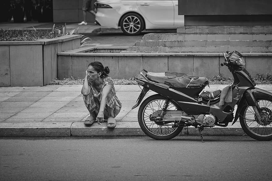 mulher, calçada, motocicleta, moto, triste, tristeza, vida de rua, Preto e branco, transporte, mulheres, modo de transporte