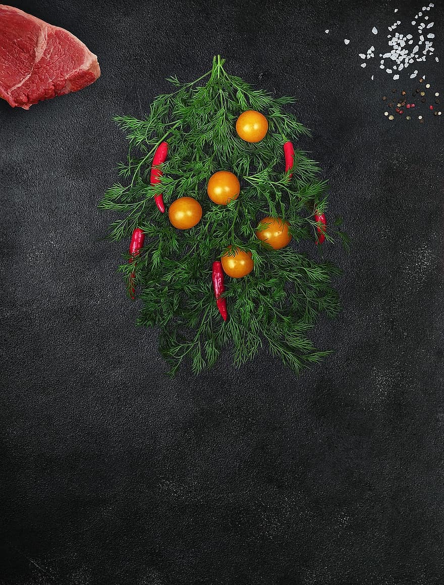 Brad de Crăciun, alimente, legume, carne, vită, friptură, mărar, roșii cherry, roșii, ardei iute, piper