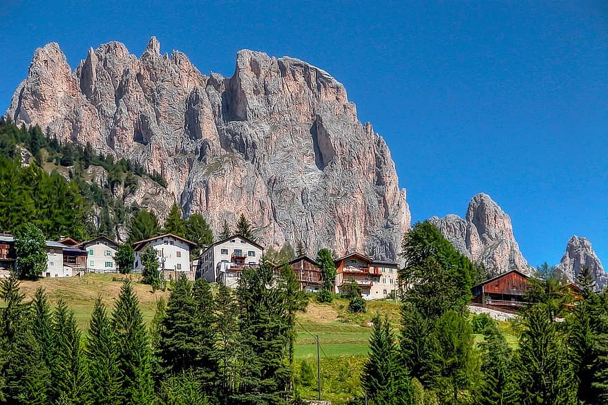 dolomiti, montagne, Monti Pallidi, villaggio alpino, le case, paesaggio, turismo, vacanza, viaggio, pineta