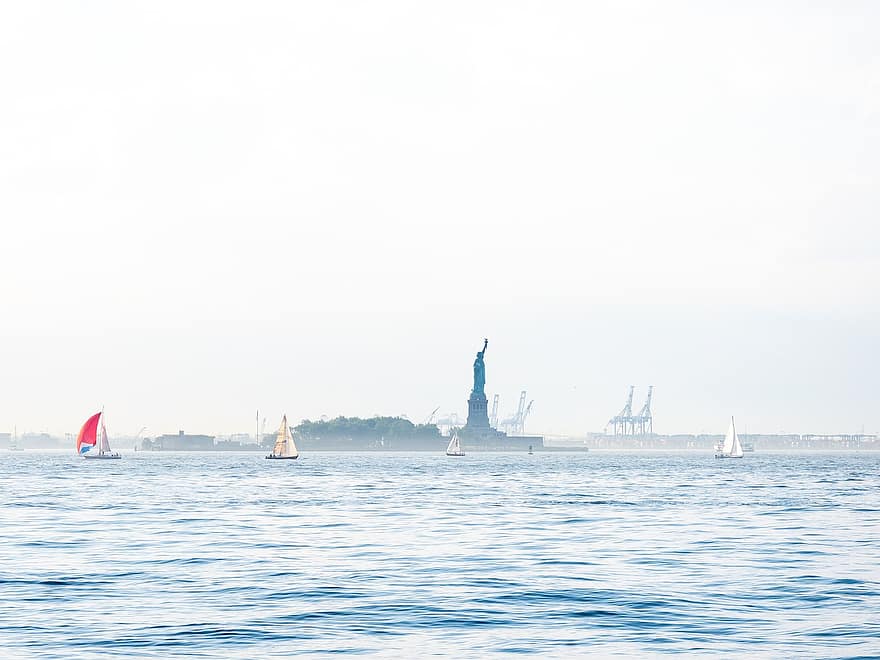 Statua Wolności, rzeka Hudson, pomnik, Nowy Jork, nyc, Miasto, Stany Zjednoczone, USA, sylwetka na tle nieba, statek morski, Żeglarstwo