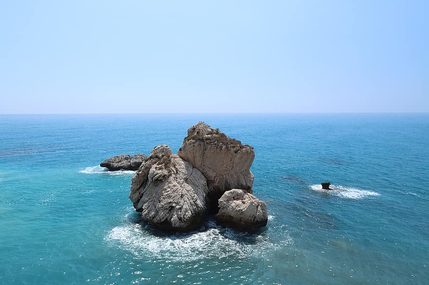 zee, Aphrodite Steen, Cyprus, middellandse Zee, rotsen, water, zeegezicht, horizon, landschap, kustlijn, blauw