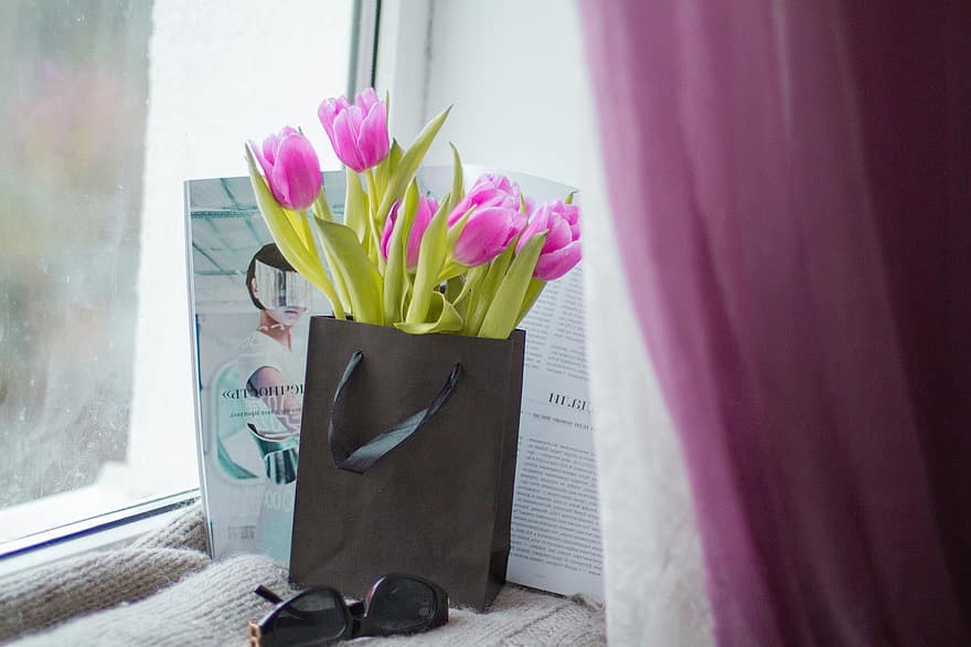 tulipes, flors, gots, ulleres de sol, bouquet, flors de color rosa, glamour, moda, regal, bossa de regal, revista