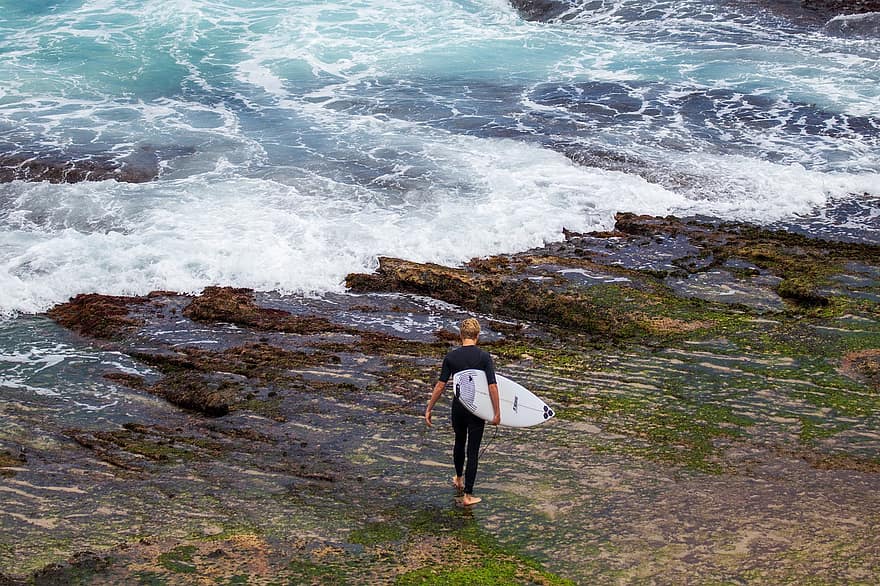 サーファー、おとこ、歩く、水、岩、海洋、スプレー
