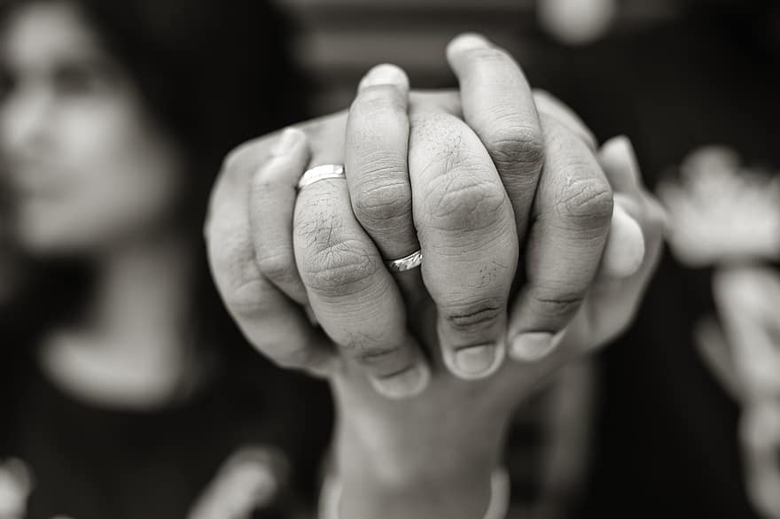 vor Hochzeits, Paar, Händchen halten, einfarbig, Ringe, Hände, Liebe, zusammen, indisch, Bangalore, Karnataka